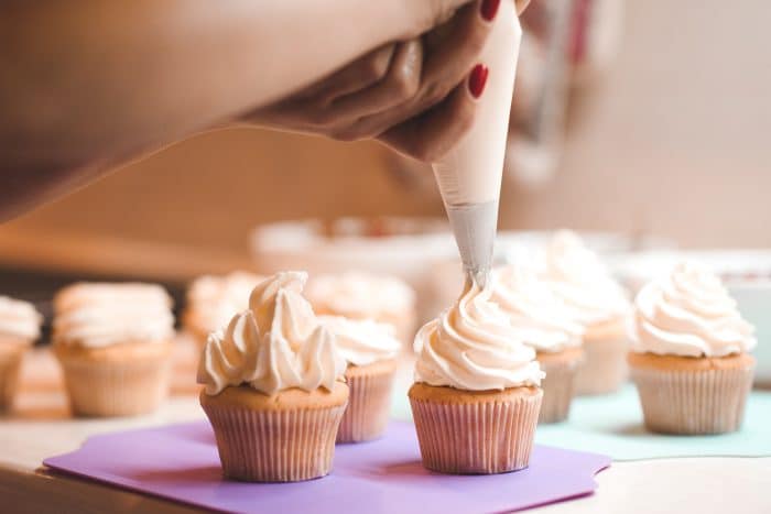 Atelier Pâtisserie : Cupcakes, Cakes pop's et sablés 1 AdobeStock 327064434 min