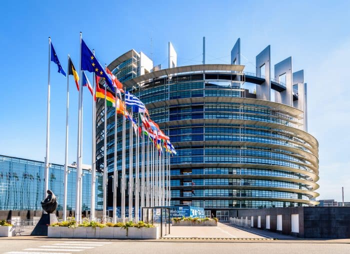 Jeu de rôle au parlement européen 1 AdobeStock 359856040 Editorial Use Only min min