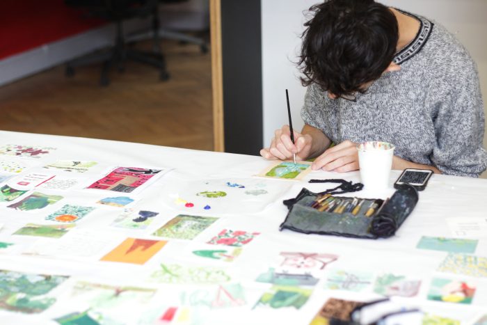 Stage "Fabrique et dessine" - Aquarelle 1 étudiant lors d'un atelier artistique