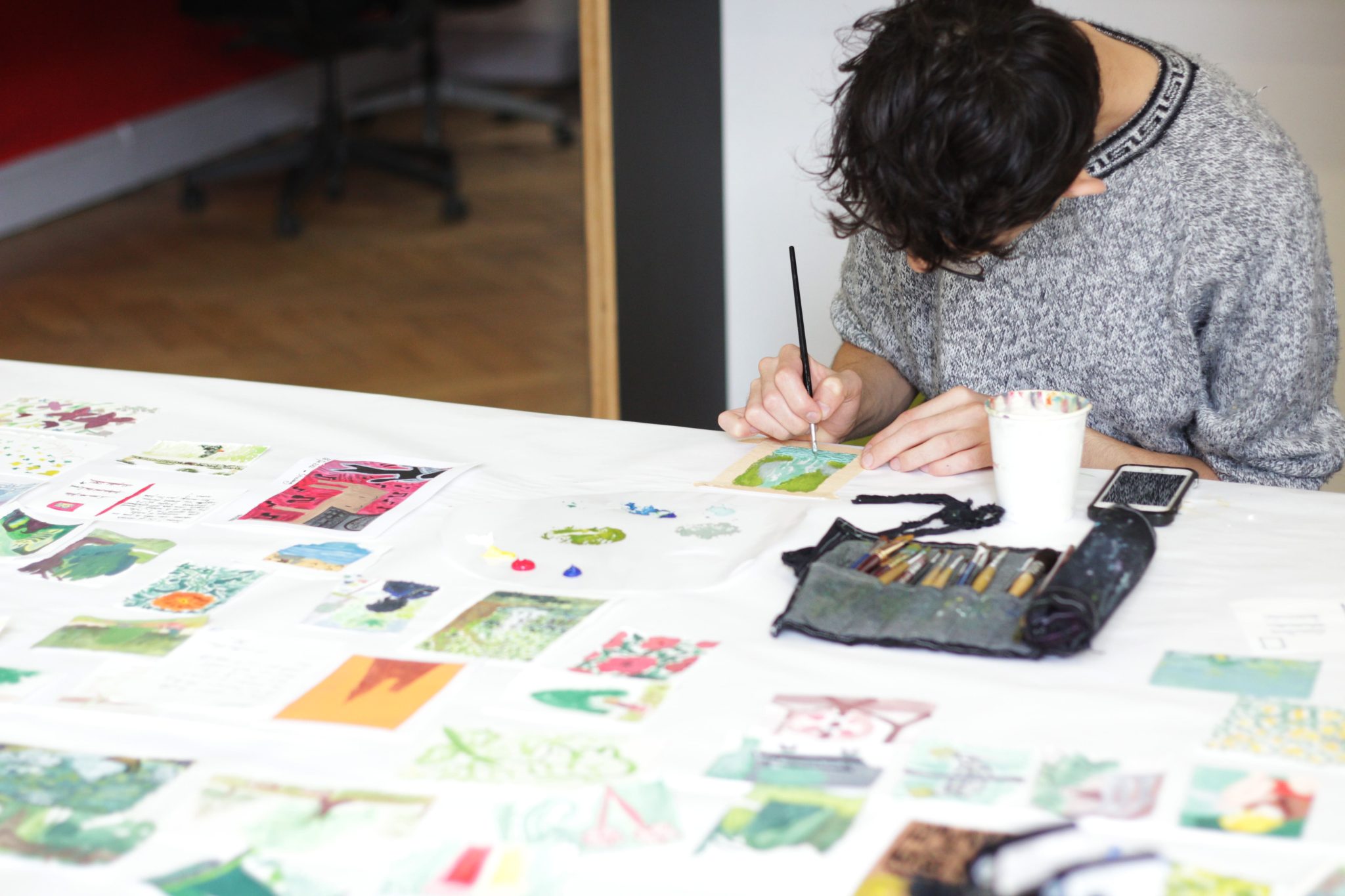 Stage "Fabrique et dessine" - Aquarelle 1 étudiant lors d'un atelier artistique