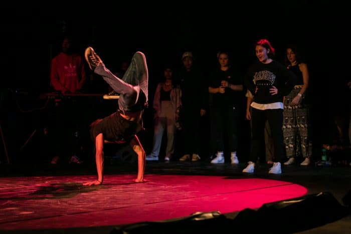 danseur étudiant sur la scène de la Pokop