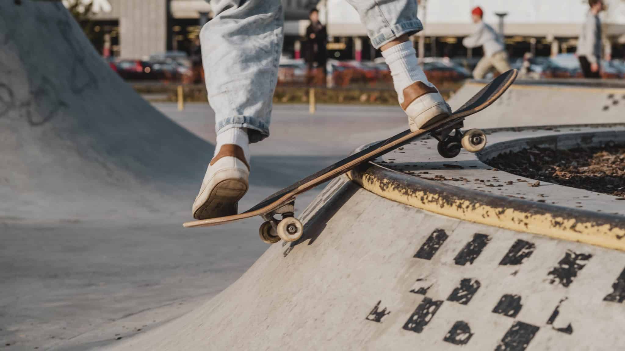 adolescent s amusant au skatepark scaled