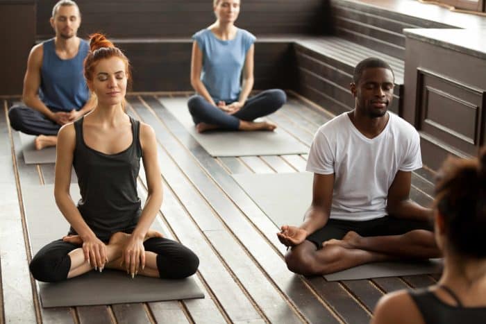 Sophrologie - thème : gestion du stress 1 groupe sportifs sukhasana pose