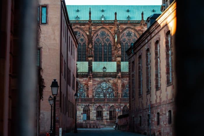 Visite guidée dans Strasbourg "Sur les traces des fortifications au Moyen-Âge" 1 brown brick building with green metal window