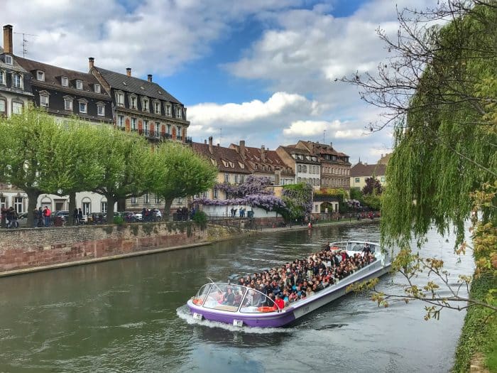 Visite de Strasbourg en bateau 1 white and blue boat on river during daytime