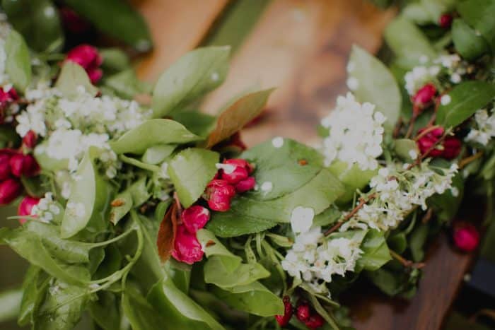 Atelier couronne de fleurs séchées 1 white and red flowers with green leaves