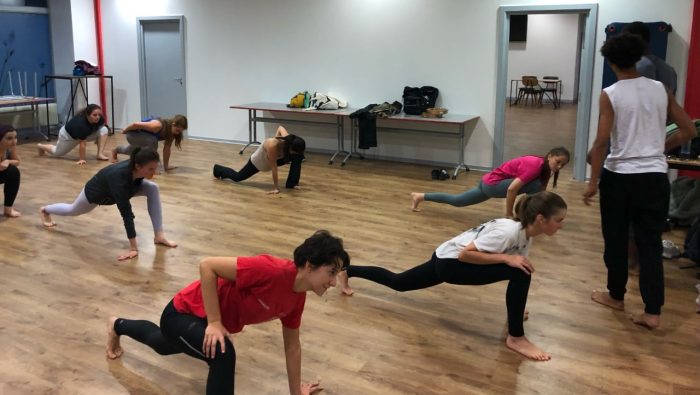 étudiants durant un cours de capoeira