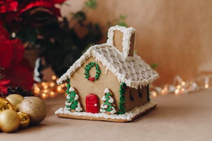 Atelier pâtisserie : maison en pain d'épices 1 a gingerbread house decorated with christmas decorations