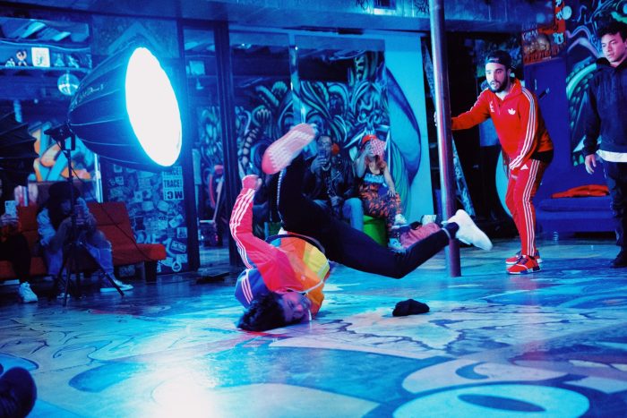 Initiation au breakdance 1 woman in black shirt and black pants doing yoga