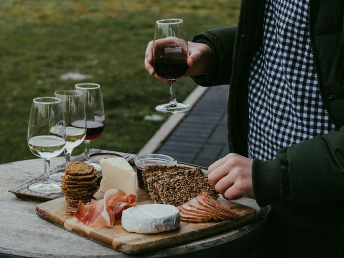 Initiation oenologie 1 person holding wine glass with red wine