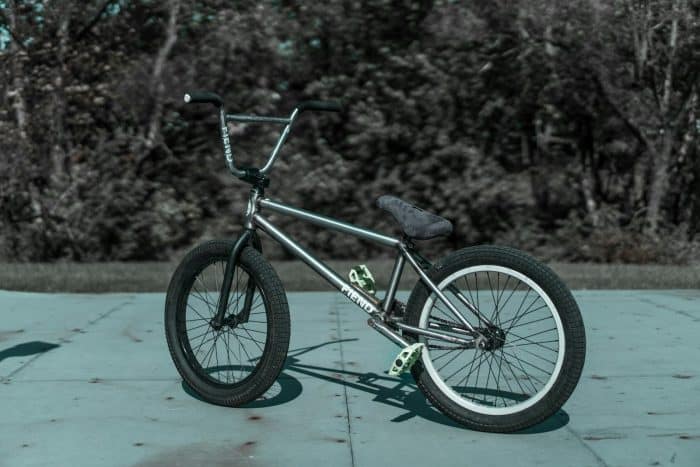 Initiation au bmx 1 grayscale photo of BMX bike on concrete pavement